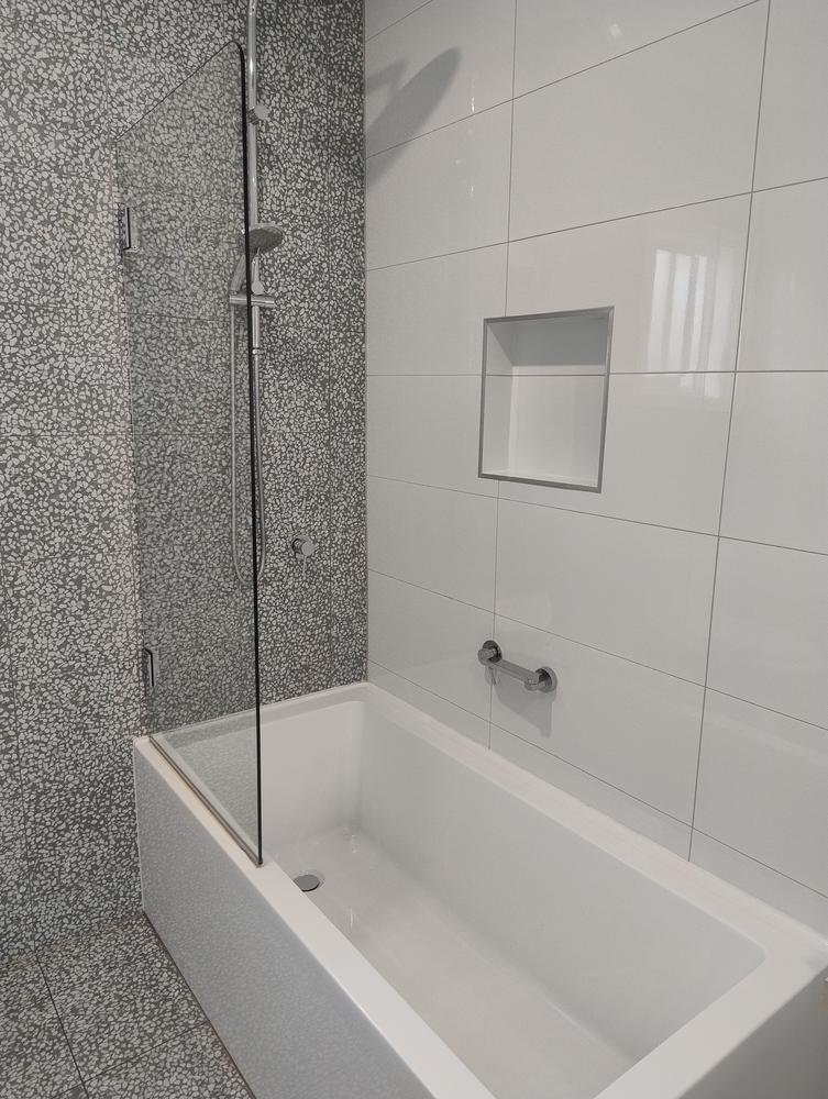 Clean bathtub and frameless shower screen