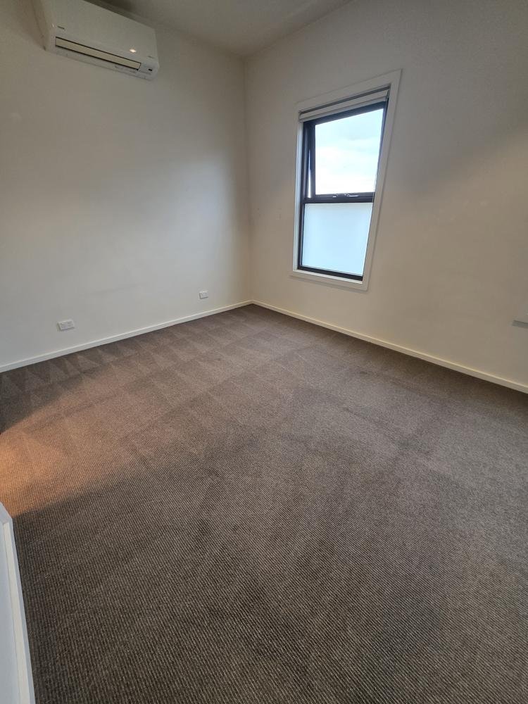 Bedroom carpet after cleaning