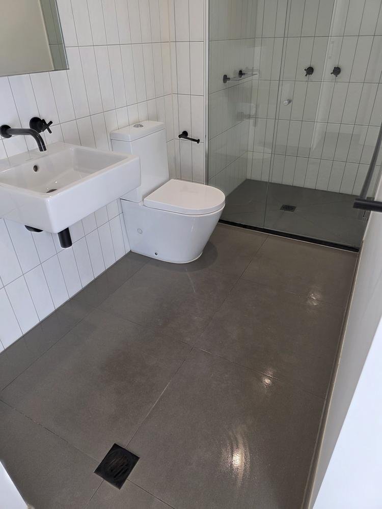 White tiled ensuite after cleaning