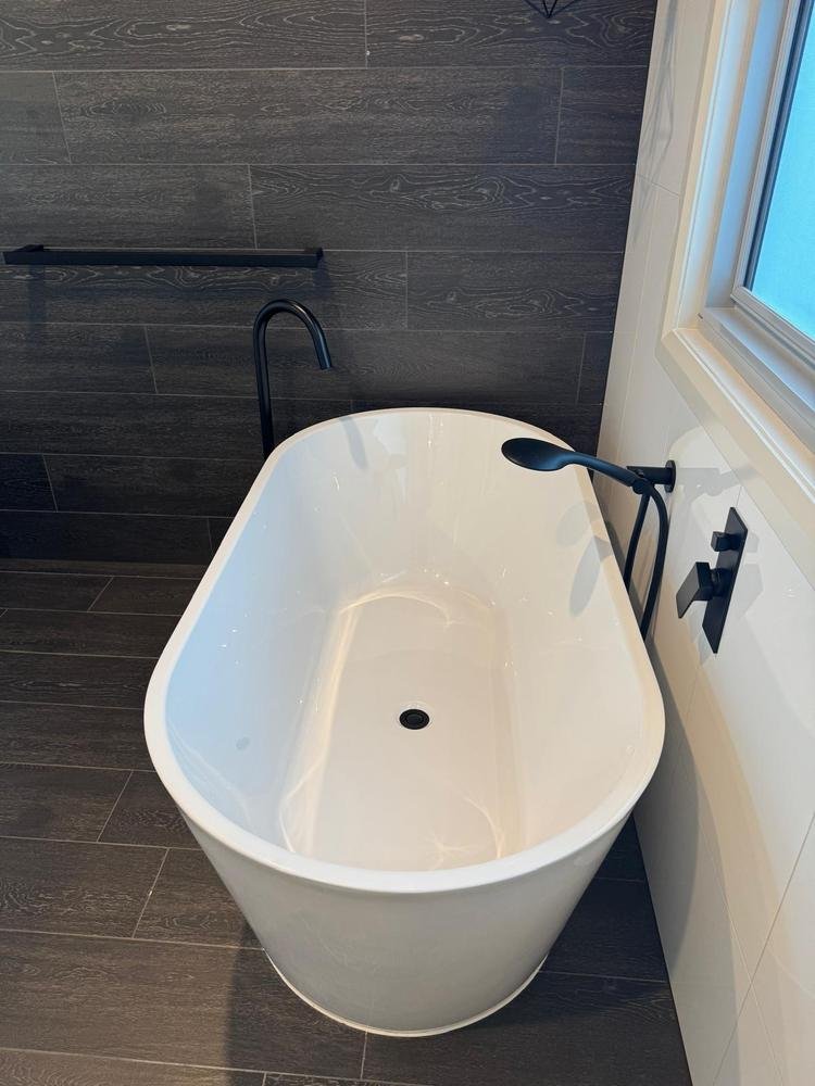 Freestanding bath after cleaning
